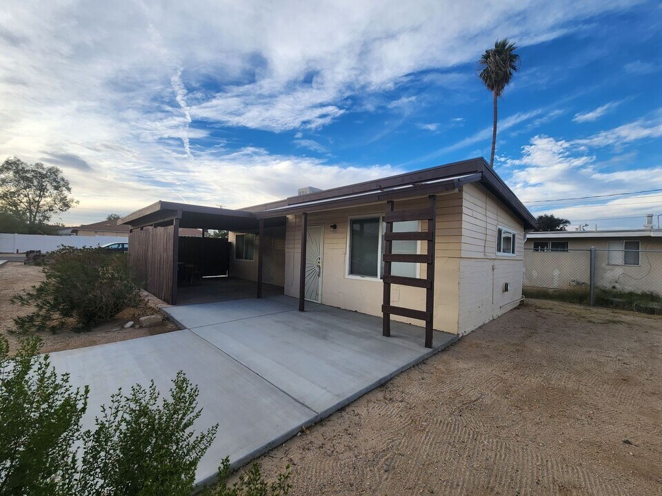 6221 Chia Ave in Twentynine Palms, CA - Building Photo