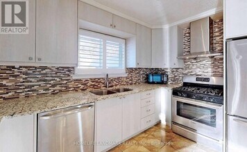 381 Osiris Dr in Richmond Hill, ON - Building Photo - Building Photo