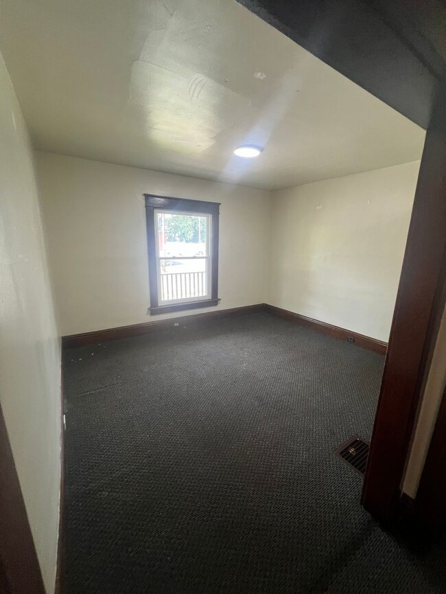 property at 639 E 5th St