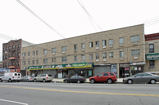 957 Utica Ave in Brooklyn, NY - Foto de edificio - Building Photo