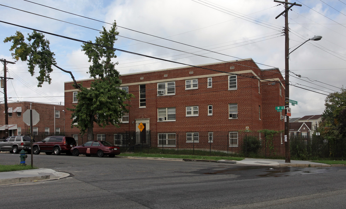 5574 B St SE in Washington, DC - Building Photo