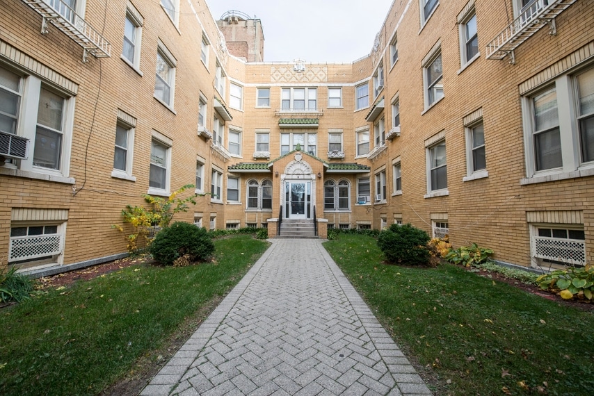 5957 W Madison St in Chicago, IL - Building Photo