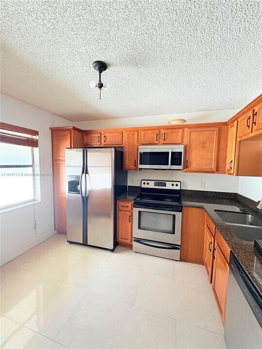 11174 W Sample Rd in Coral Springs, FL - Building Photo