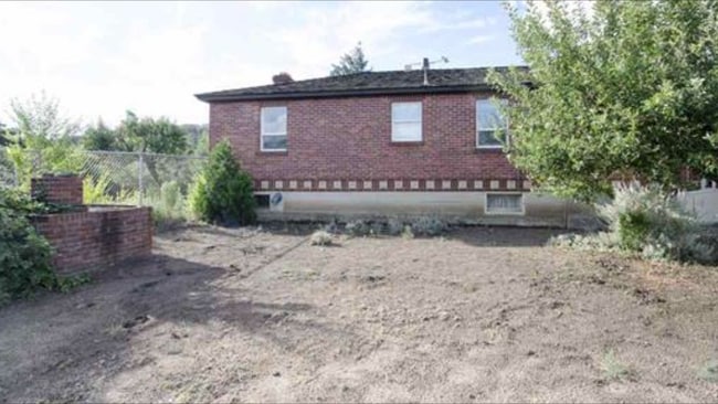 property at 827 W 2nd St