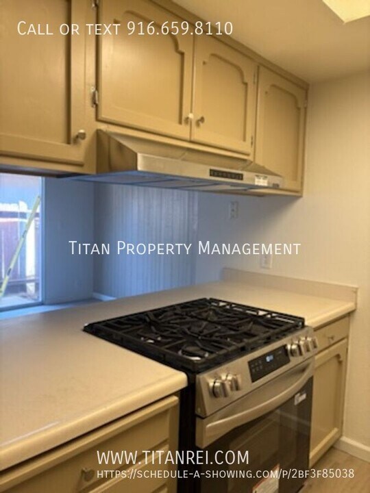 1050 Clinton Rd in Sacramento, CA - Building Photo