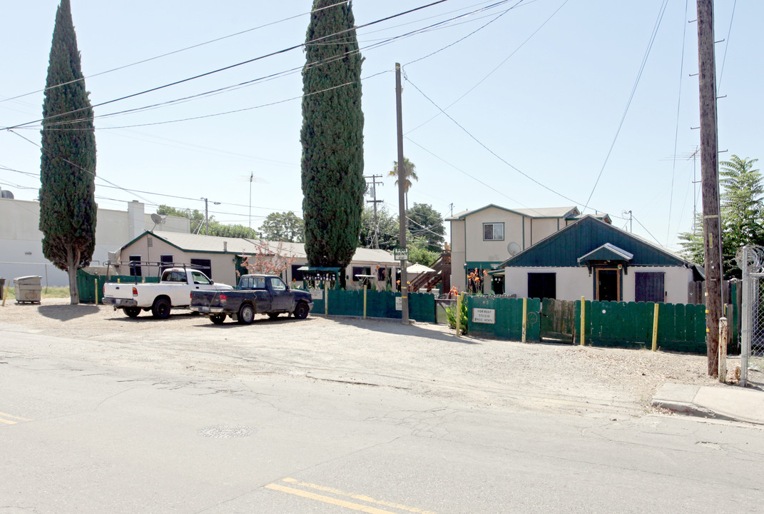 1310 Oregon Dr in Modesto, CA - Foto de edificio