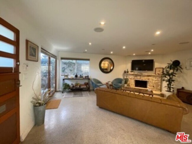 310 S Venice Blvd in Los Angeles, CA - Building Photo - Building Photo