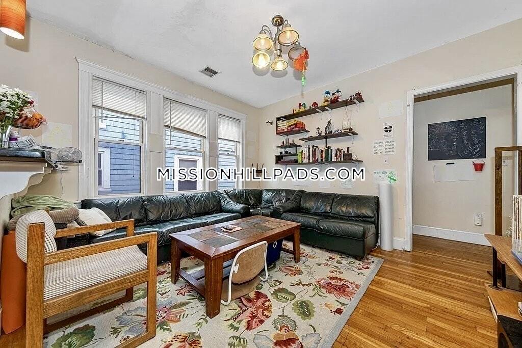 224 Calumet St in Boston, MA - Building Photo
