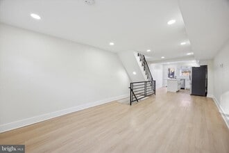 53 E Sharpnack St in Philadelphia, PA - Building Photo - Building Photo