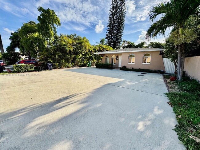 936 SW 68th Ave in Miami, FL - Building Photo - Building Photo
