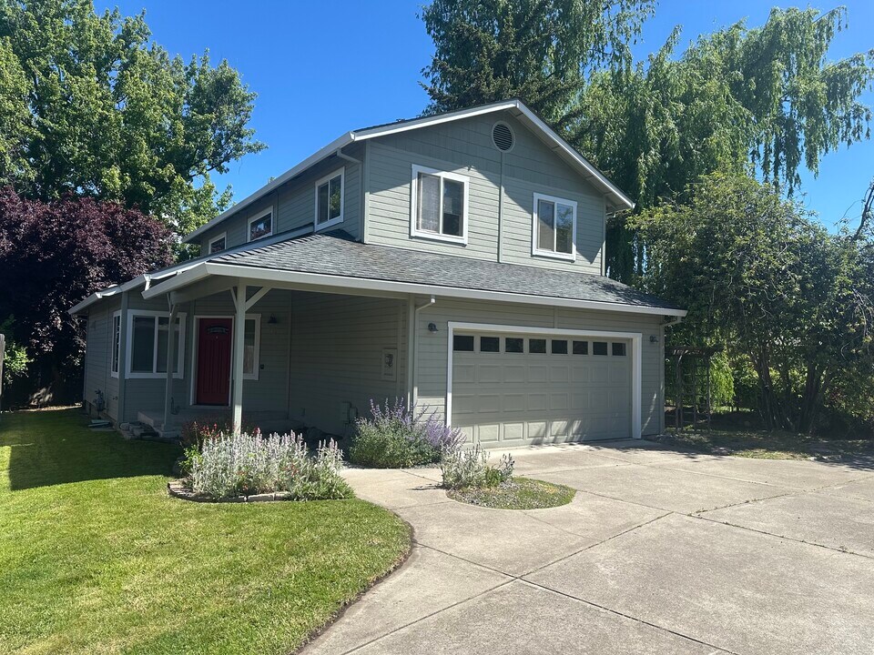 1341 Evan Ln in Ashland, OR - Building Photo