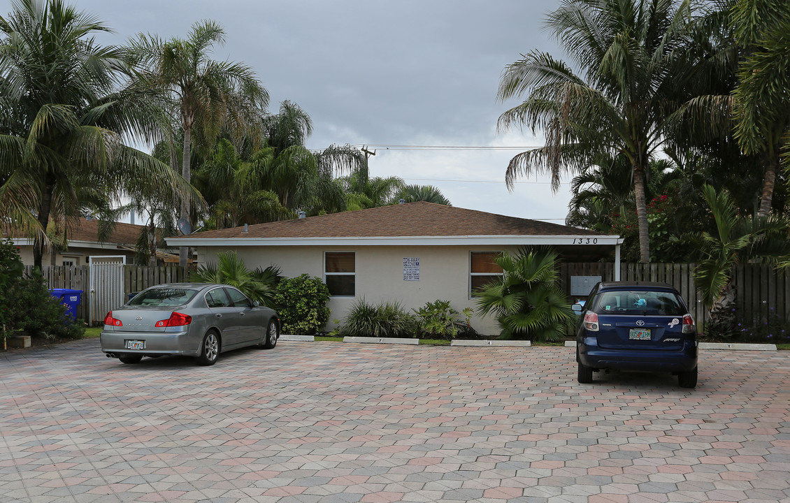 1330 Holly Heights Dr in Fort Lauderdale, FL - Building Photo