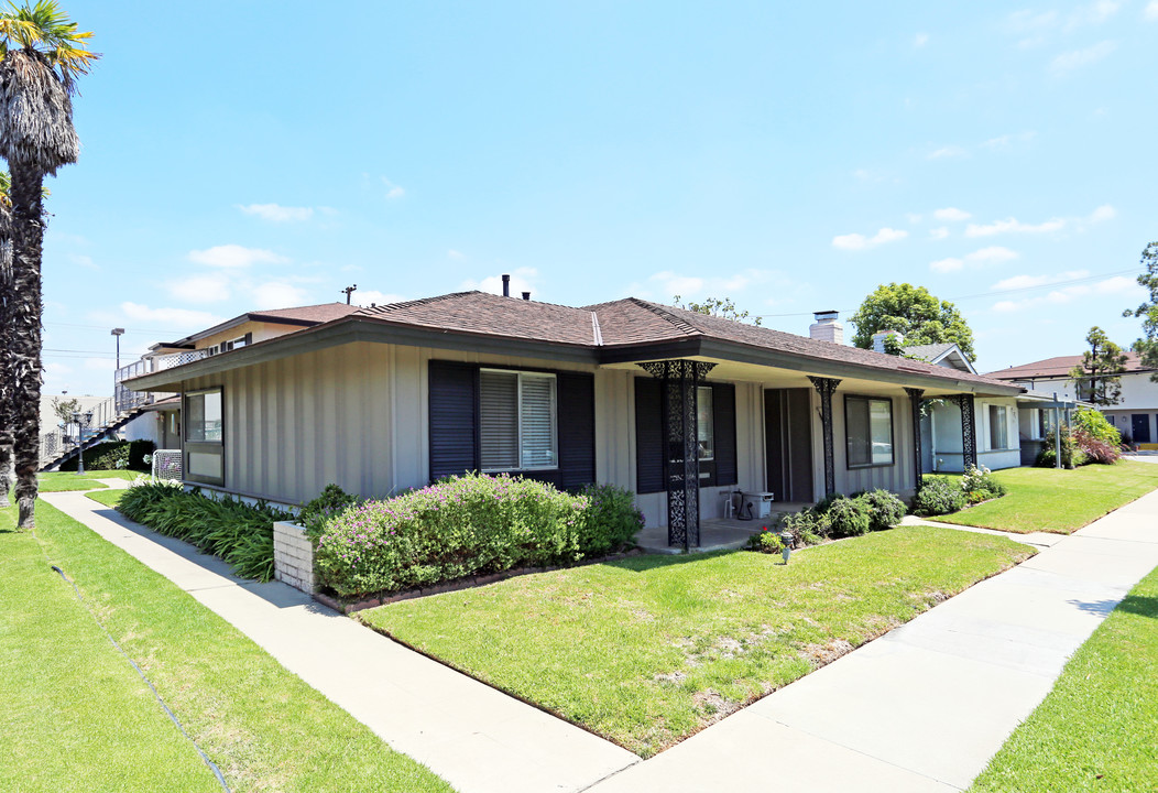 7651 Volga Dr in Huntington Beach, CA - Building Photo