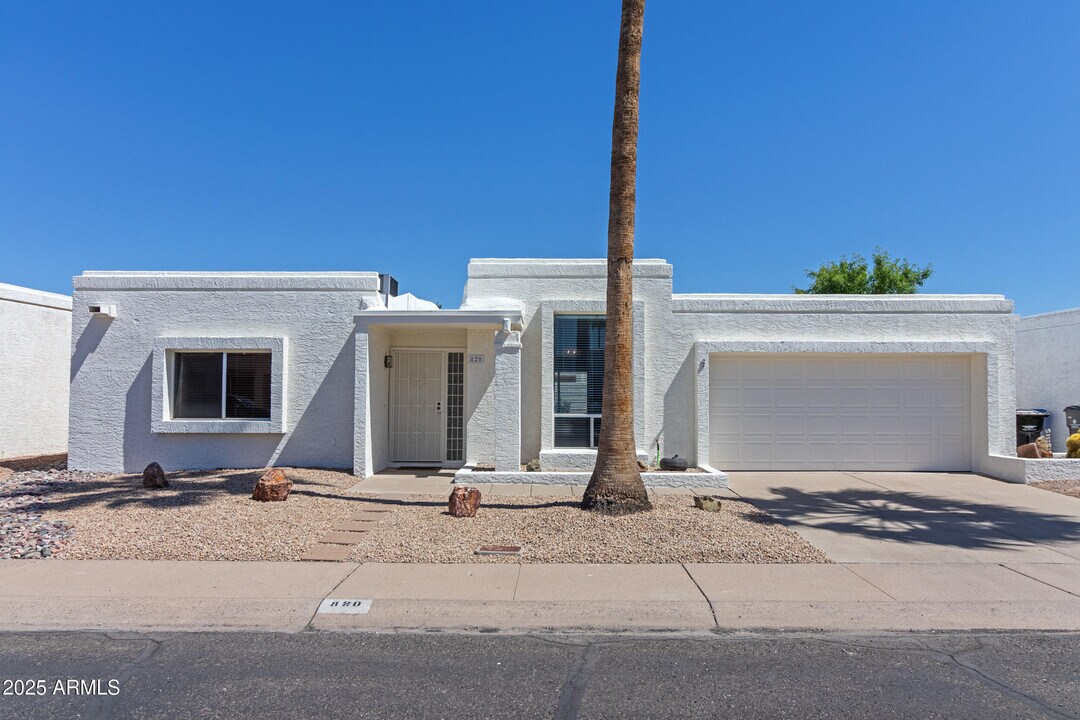 820 E Michelle Dr in Phoenix, AZ - Building Photo
