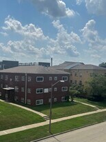 105 E John St in Champaign, IL - Building Photo