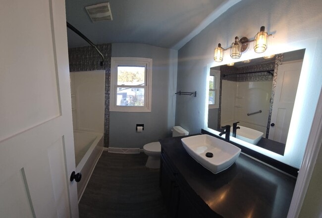 property at 817 N Hawthorne Dr