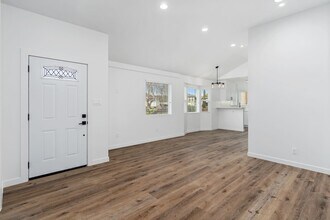 1800 S Dunsmuir Ave in Los Angeles, CA - Building Photo - Building Photo