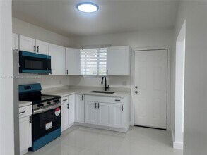 32 NW 46th St in Miami, FL - Building Photo - Building Photo