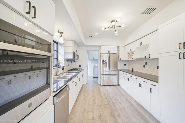 1570 Bay Dr in Miami Beach, FL - Building Photo - Building Photo