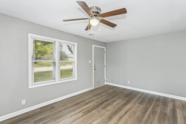 property at 2925 E Maplewood Dr