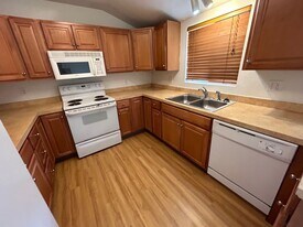 140 B St in Springfield, OR - Building Photo