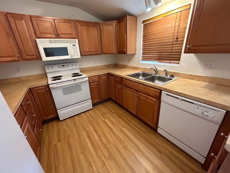 140 B St in Springfield, OR - Building Photo