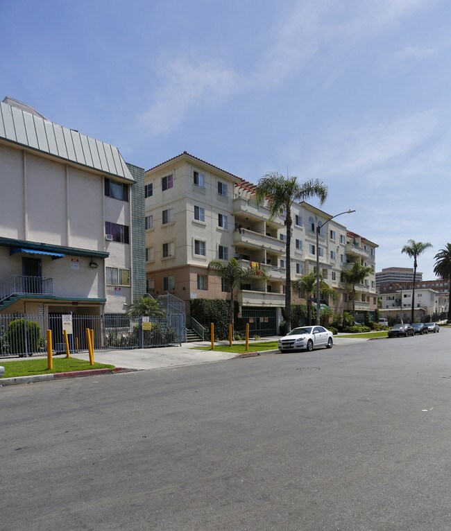 Magnolia City Lights Apartments in Los Angeles, CA - Foto de edificio - Building Photo