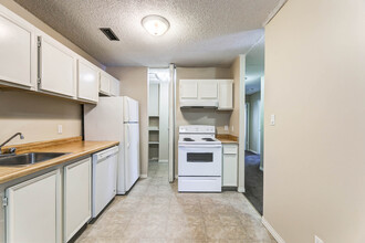 Westwinds Of Summerlea in Edmonton, AB - Building Photo - Building Photo