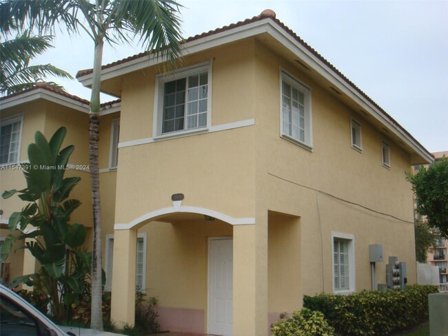 2056 NE 167th St in North Miami Beach, FL - Foto de edificio - Building Photo