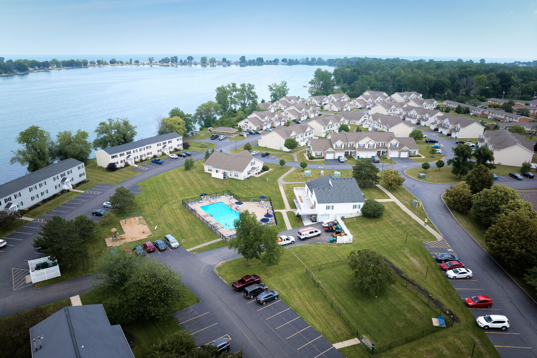 Long Pond Shores Waterfront Apartments in Rochester, NY - Building Photo