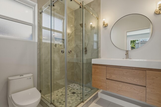 19833 Blythe St in Winnetka, CA - Foto de edificio - Building Photo