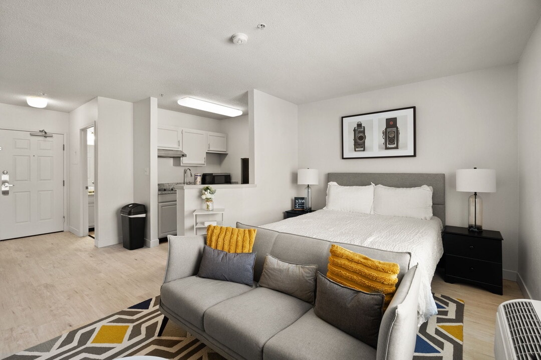 AVIA North Shore in Jeffersonville, IN - Foto de edificio