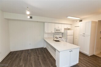 6481 Aragon Way, Unit 101 in Ft. Myers, FL - Building Photo - Building Photo
