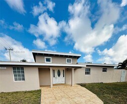 3101 SW 67th Ave in Miami, FL - Building Photo