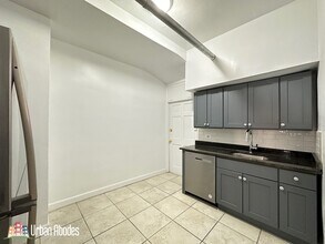 1360 W Estes Ave, Unit M04B in Chicago, IL - Building Photo - Building Photo