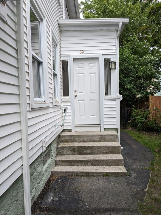 39 Farmland Rd, Unit 39 in Lowell, MA - Foto de edificio