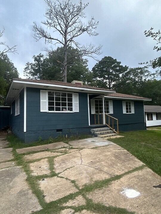 2517 Coronet Pl in Jackson, MS - Building Photo