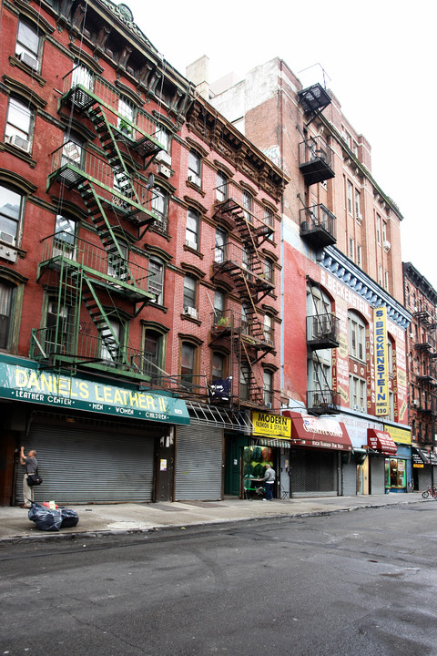 132 Orchard St in New York, NY - Building Photo