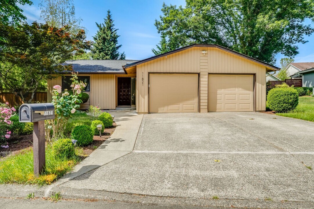 11821 SE Sunnycreek Ln in Clackamas, OR - Building Photo