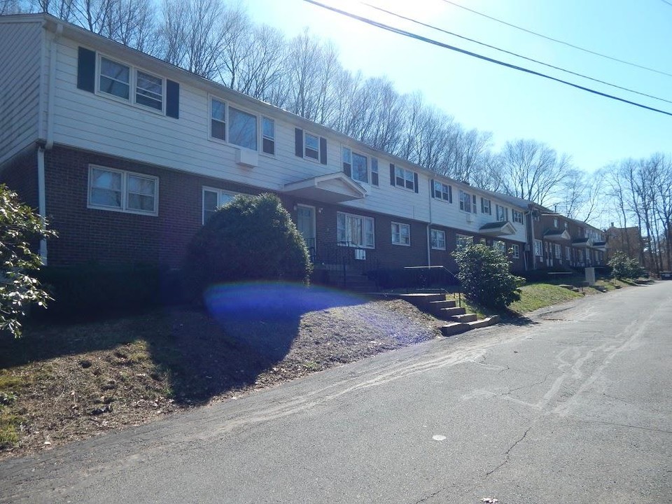 Rau Street in Vernon, CT - Foto de edificio