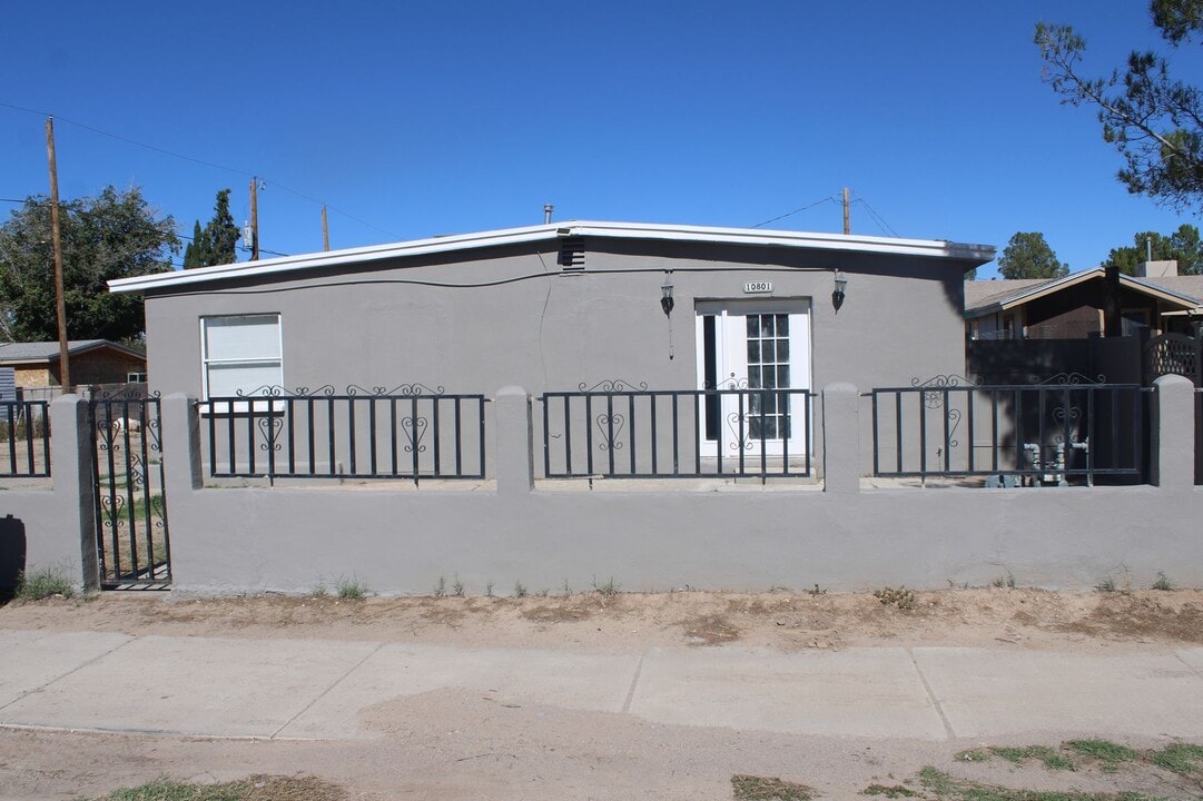 10801 Donna Marie Dr in Socorro, TX - Building Photo
