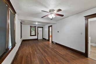 5633 Lake St in Omaha, NE - Foto de edificio - Building Photo