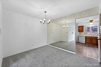 9407 Bay Colony Dr, Unit 2W in Des Plaines, IL - Building Photo - Building Photo