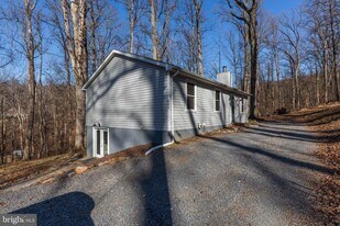 462 Wild Rose Ln in Harpers Ferry, WV - Building Photo