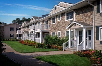 4 Williams Blvd in Lake Grove, NY - Building Photo - Building Photo