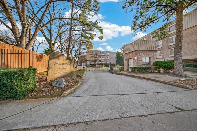 2211 S Braeswood Blvd in Houston, TX - Building Photo - Building Photo