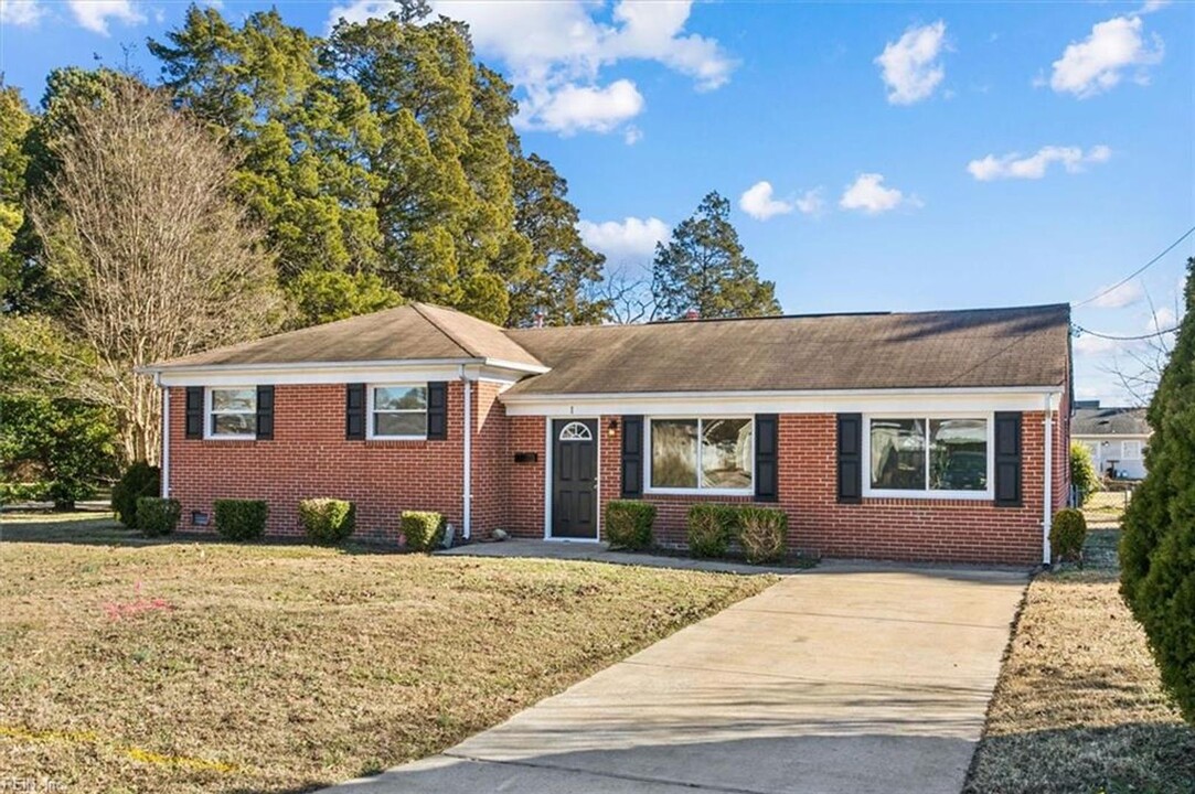 1 Longwood Dr in Hampton, VA - Building Photo
