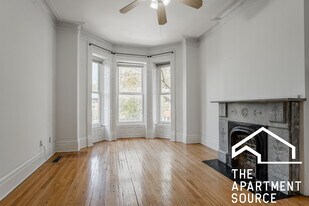 241 W Scott St, Unit 1 in Chicago, IL - Building Photo