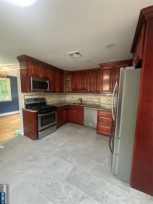 12-28-28 Fairclough Pl in Fair Lawn, NJ - Building Photo - Building Photo