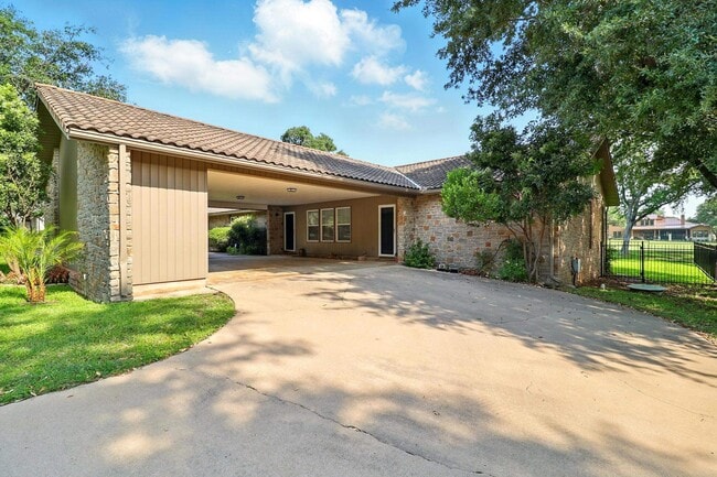 505 Silver Spur in Horseshoe Bay, TX - Building Photo - Building Photo